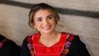 الملكة رانيا بإطلالة تراثية في القويرة.. أناقة مستوحاة من الهوية الأردنية