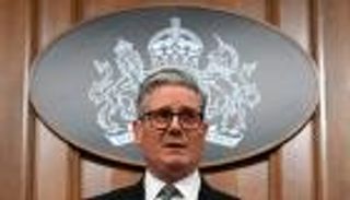 ستارمر يستعين بـ«دبلوماسية التملق» و«المال» لكسب ود ترامب