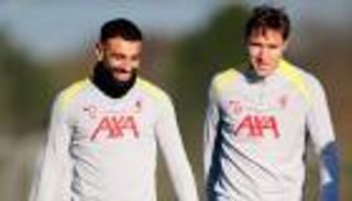 الدوري الإنجليزي.. هل يشرب كييزا من كأس محمد صلاح؟
