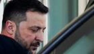 صحفي أمريكي ينضم لمشادة ترامب وزيلينسكي بسؤال «البدلة»