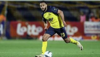 النجم المغربي سفيان بوفال