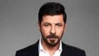 هل تقبل ارتداء قرط؟ إياد نصار يرد