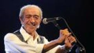 بعد مسيرة حافلة.. وفاة المغني التركي أديب أكبايرام عن عمر 75 عامًا