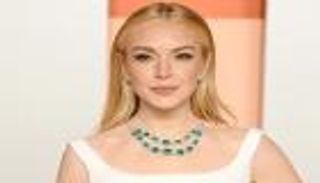 ليندسي لوهان في Vanity Fair للأوسكار.. إطلالة متغيرة تثير التكهنات