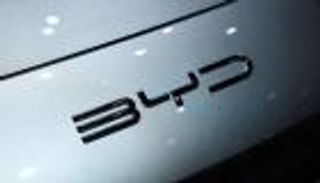 «عدو قديم» يضع «BYD» و«تسلا» في خندق واحد