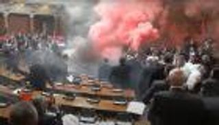 فوضى في البرلمان الصربي.. قنابل دخان وغاز و«سكتة دماغية»