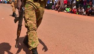 جنود بوركينا فاسو يقومون بدوريات لضمان التدابير الأمنية