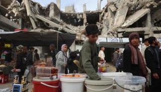 طفل فلسطيني يبيع مخللات قبل إفطار رمضان