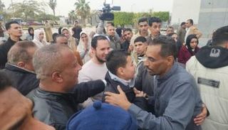 أحد المصريين العائدين من السودان مع عائلته