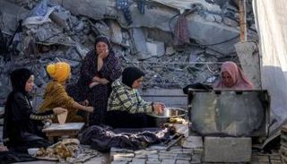نساء يعددن إفطار رمضان في جباليا
