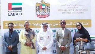 جانب من تسليم السلال الغذائية