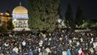 85 ألف مصلي يؤدون التراويح في ساحة المسجد الأقصى (صور)