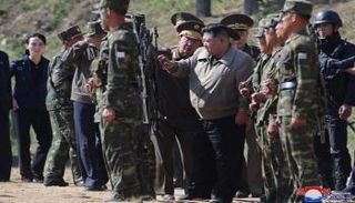 كيم جونغ أون يتفقد الجنود