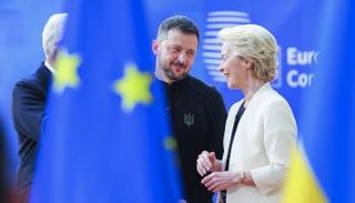 رئيسة المفوضية الأوروبية تتحدث مع زيلينسكي