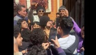 الأطفال يحاصرون محمد رمضان