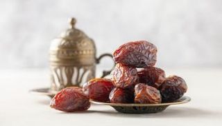 الأفضل الإفطار قبل صلاة المغرب أم بعدها