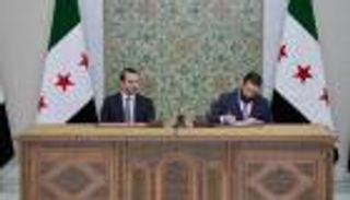 الشرع يوقّع مسودة الإعلان الدستوري.. «تاريخ جديد» في سوريا