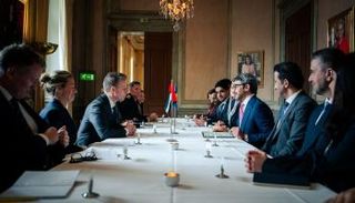 عبدالله بن زايد آل نهيان خلال لقائه وزير الدفاع بالسويد