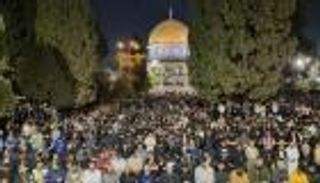 100 ألف يؤدون صلاتي العشاء والتراويح في المسجد الأقصى (صور)