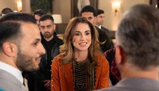 الملكة رانيا تتألق بإطلالة رمضانية أنيقة