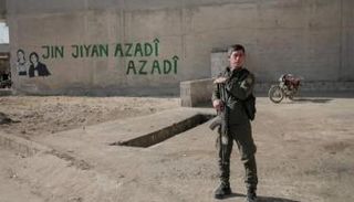 مقاتل من قوات سوريا الديمقراطية