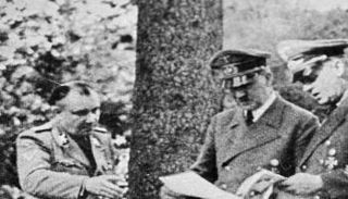 هتلر بين قادته