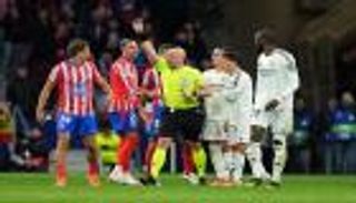 حكم ديربي مدريد يخرج عن صمته.. هل أخبره مبابي بركلة ألفاريز؟ (فيديو)
