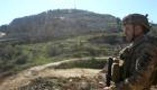 «شرايين تحت النار».. إسرائيل تقصف منشأة أسلحة لحزب الله في لبنان