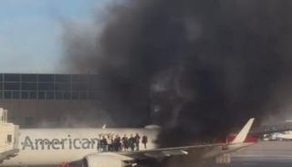 حريق بطائرة بعد هبوطها