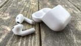 بلومبرغ: أبل تخطط لإضافة خاصية الترجمة الفورية لسماعات «إيربودز»