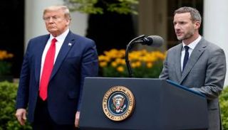 آدم بهلر متحدثا وإلى جواره الرئيس دونالد ترامب -أرشيفية