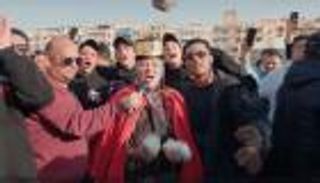 محمد رمضان يمسح دموع سيدة بكت فرحا بفوزها بـ100 ألف جنيه