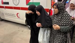 فلسطينيات يبكين ذويهن الذين قتلوا جراء الغارات الإسرائيلية