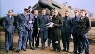 بادي يتوسط أفراد سربه إبان الحرب