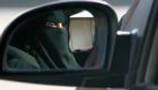 الكويت توضح: قرار منع النقاب أثناء القيادة ليس قانوناً نافذاً