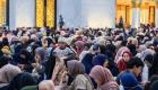 جامع الشيخ زايد الكبير بإندونيسيا يقدم 12 ألف وجبة يومياً للصائمين 