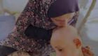 «لا يوجد شعر لأمشطه».. طفولة غزة تتساقط بين الحرب والذكريات