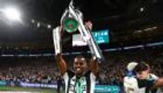 بعد الفوز بكأس الرابطة.. ألكسندر إيزاك يحتفل مجددا بالقبض على سارقيه (صورة)