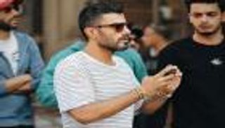 محمد سامي يحتفل بتصدر «إش إش» و«سيد الناس» قائمة الأكثر مشاهدة.. «رصلي حاجتي جنب بعض»