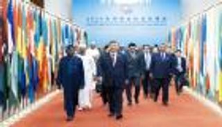 كعكة الموارد والنفوذ.. سباق في أفريقيا وواشنطن تراقب