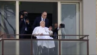 البابا فرنسيس يطلّ من المستشفى 