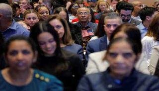 مهاجرون ينتظرون مراسم الحصول على الجنسية