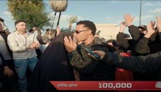 محمد رمضان مع بائعة المناديل