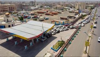 مركبات أمام محطة لشركة النفط الحوثية بصنعاء - أرشيفية