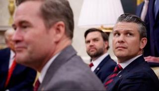 بيت هيغسيث وسط مسؤولي الإدارة الأمريكية