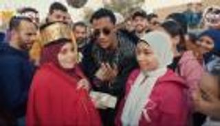 محمد رمضان يهدي سيدة 100 ألف جنيه بسبب رقم «1»