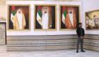 ريشة فنان يمني تخلد دور «إمارات الأمجاد في أرض الأجداد»