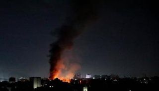 أعمدة دخان تتصاعد فوق المباني إثر قصف على العاصمة اليمنية صنعاء