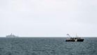 التعاون مقابل الأسماك.. دفاع بريطانيا وأوروبا عالق في البحر