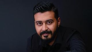 كريم آدم مصمم بوسترات لام شمسية